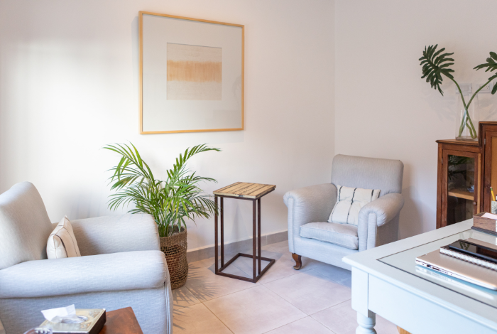 Comfortable therapy office setting in Berkeley, CA, where Dr. Lynn Winsten provides anxiety therapy.